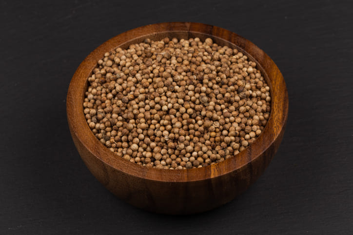 ഒന്നര കപ്പ് വെള്ളം തിളച്ചു വരുമ്പോൾ അതിലേക്ക് ഒരു ടീസ്പൂൺ മല്ലി വിത്തുകൾ ഇടുക. ചെറു തീയിൽ നന്നായി തിളപ്പിക്കണം. വെള്ളത്തിന്റെ അളവ് ഒരു കപ്പായി കുറഞ്ഞ് കഴിയുമ്പോൾ തീ അണച്ച്, ചായ അരിച്ചെടുക്കുക. ദഹനം മെച്ചപ്പെടുത്താൻ ഈ മല്ലിച്ചായ ചെറു ചൂടോടെ കുടിക്കാം. ആവശ്യമെങ്കിൽ മധുരത്തിനായി അൽപ്പം തേനോ ശർക്കരയോ ചേർക്കാം.
