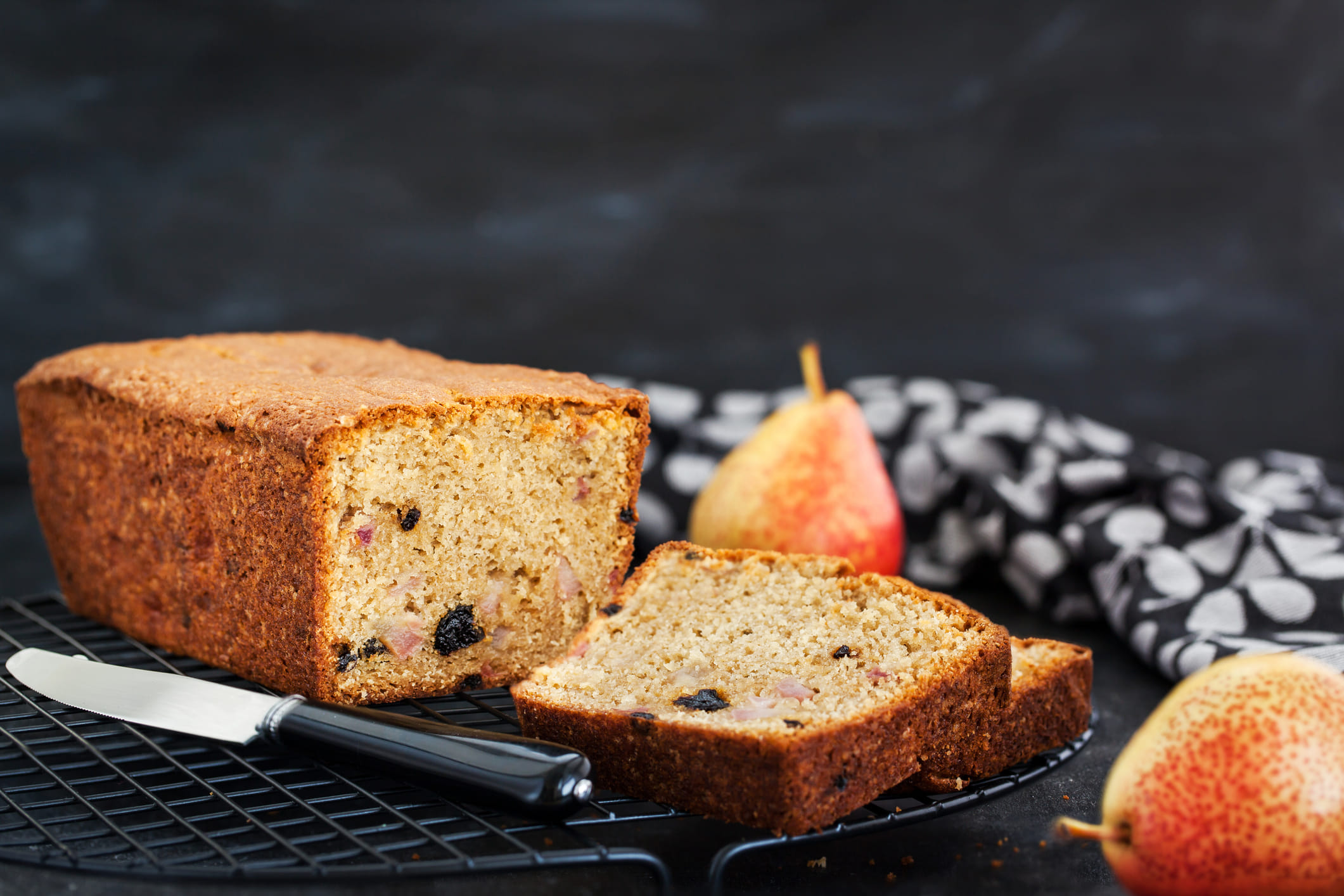 ക്രിസ്മസ് ആയാൽ പിന്നെ വീടുകളിൽ കേക്കിൻ്റെ മേളമാണ്. അതിൽ കേമനാണ് പ്ലം കേക്ക്. വാങ്ങിയതും സമ്മാനമായി ലഭിച്ചതും അയൽക്കാര് തന്നതും എന്നിങ്ങനെ എല്ലാ കേക്കുകളും വീട്ടിലെ അടുക്കളയിൽ നിറഞ്ഞു നിൽക്കുന്നുണ്ടാകും. ഒറ്റയടിക്ക് തിന്നു തീർക്കാൻ പറ്റാത്തതുകൊണ്ട് സൂക്ഷിച്ചുവയ്ക്കാതെ വേറെ വഴിയില്ല. ശരിയായി സൂക്ഷിച്ചില്ലെങ്കിൽ കേടായി പോവുകയും ചെയ്യും. (Image Credits: Getty Images) 
