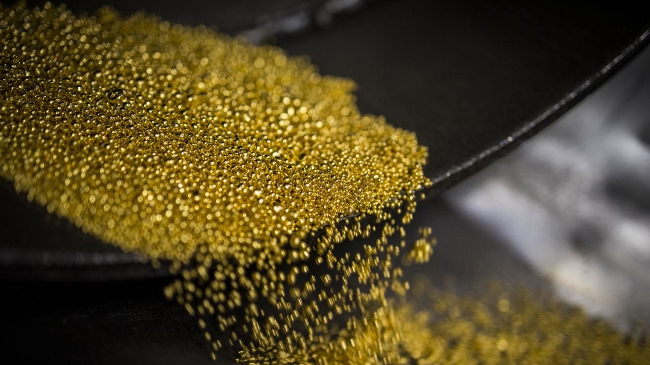 വിപണിയില് സ്വര്ണം നഷ്ടം നേരിടുകയാണെങ്കില്, ആഭരണം വില്ക്കുമ്പോള് നിങ്ങള്ക്ക് തിരിച്ചടി നേരിടേണ്ടതായി വരും. മാത്രമല്ല, പഴയ സ്വര്ണം വില്ക്കുമ്പോള് അതിന്റെ ശുദ്ധതയും പരിഗണിക്കപ്പെടുന്നു.