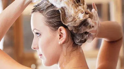 രാത്രികാലങ്ങളിൽ മുടി കഴുകുന്നത് തലയിൽ തണുപ്പ് തങ്ങുന്നതിനും തലവേദനയ്ക്കും കാരണമാകുമെന്ന് അവർ വിശ്വസിച്ചിരുന്നു. വേഗത്തിൽ ഉണങ്ങാൻ സാധിക്കുന്നതിനാൽ സൂര്യപ്രകാശമുള്ള രാവിലത്തെ സമയമാണ് മുടി കഴുകാൻ ഏറ്റവും അനുയോജ്യമായി അവർ തിരഞ്ഞെടുത്തത്.