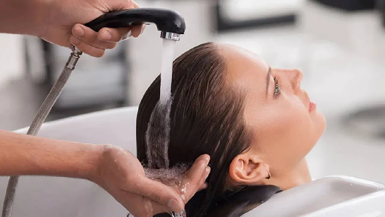 ആർത്തവം, ഉപവാസം, ദുഖസമയങ്ങൾ തുടങ്ങിയ ഘട്ടങ്ങളിൽ ശരീരം വലിയ ആന്തരിക മാറ്റങ്ങളിലൂടെ കടന്നുപോകുന്നതിനാൽ മുടി കഴുകുന്നത് ഒഴിവാക്കിയിരുന്നു. ശരീരത്തിന്റെ സ്വാഭാവികമായ വീണ്ടെടുപ്പിനെ തടസ്സപ്പെടുത്താതിരിക്കാനായിരുന്നു ഈ മുൻകരുതൽ. പ്രധാന അനുഷ്ഠാനങ്ങൾക്ക് മുൻപ് മുടി കഴുകുന്നത് ശുദ്ധീകരണമായി കണ്ടപ്പോൾ, ചില കർമ്മങ്ങൾക്ക് ശേഷം ആ ചൈതന്യം നഷ്ടപ്പെടാതിരിക്കാൻ മുടി കഴുകുന്നത് ഒഴിവാക്കിയിരുന്നു.