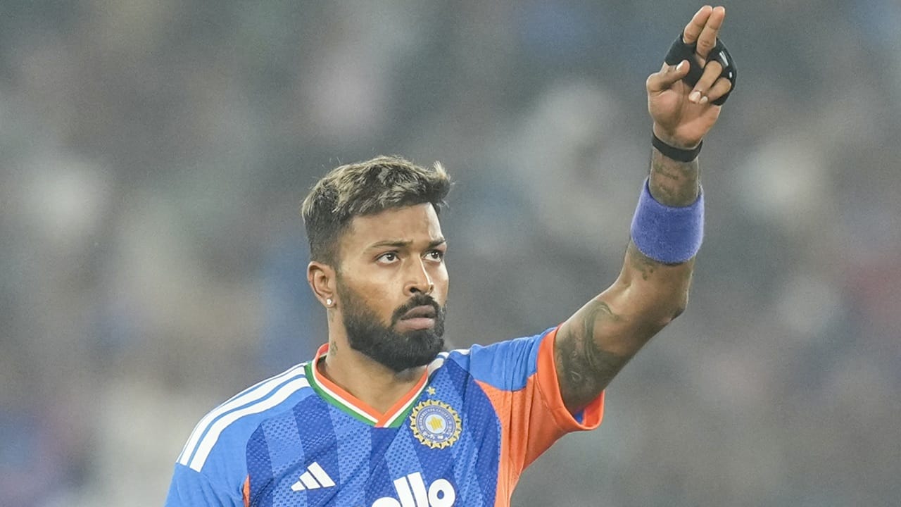 ഈ വർഷം മാർച്ചിൽ നടന്ന ചാമ്പ്യൻസ് ട്രോഫി ഫൈനലിന് ശേഷം ഹാർദിക് ഒരു ഏകദിനം പോലും കളിച്ചിട്ടില്ല. പുറത്തുവരുന്ന റിപ്പോര്‍ട്ടുകള്‍ ശരിയാണെങ്കില്‍ ഇരുവരുടെയും ഏകദിനത്തിലേക്കുള്ള തിരിച്ചുവരവ് നീളും  (Image Credits: PTI)