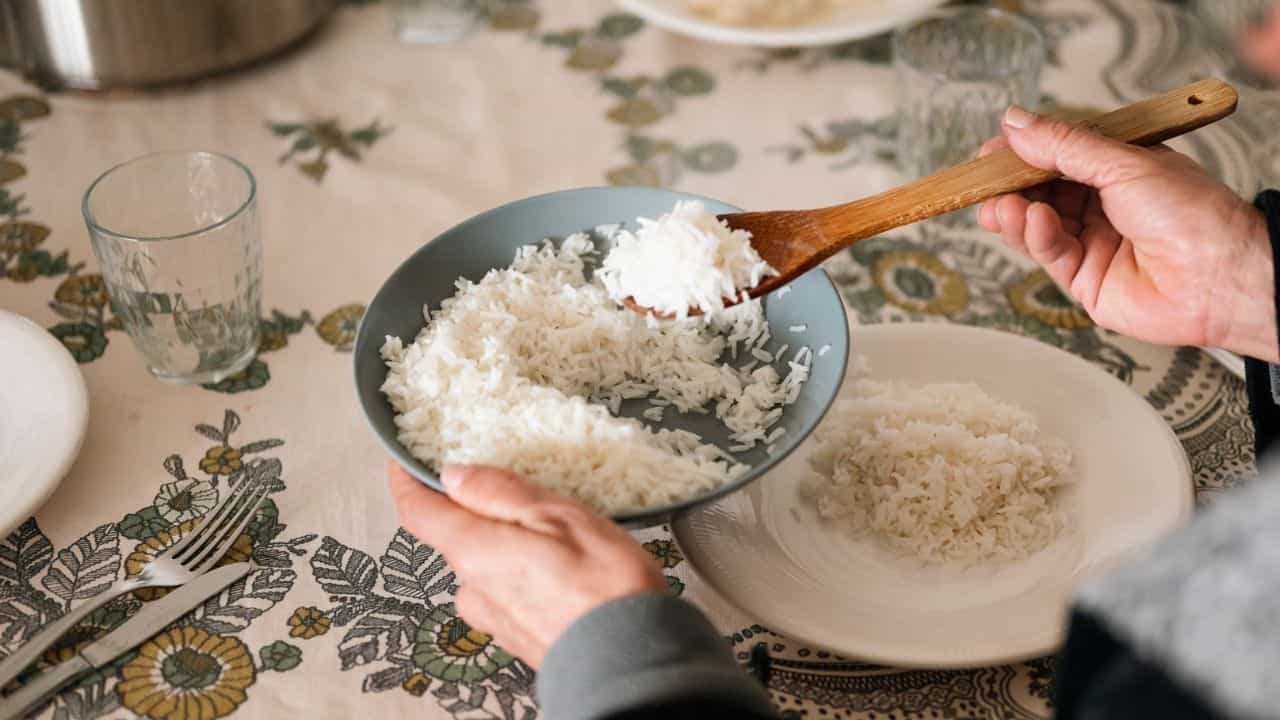 Health Tips: വെള്ളയോ തവിട്ടോ? ഏത് അരിയാണ് ആരോഗ്യകരം; എങ്ങനെ കഴിക്കാം Health Tips: വെള്ളയോ തവിട്ടോ? ഏത് അരിയാണ് ആരോഗ്യകരം; എങ്ങനെ കഴിക്കാം