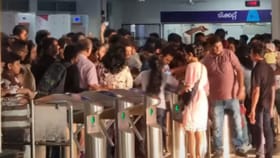 വാട്ടർ മെട്രോയിൽ കാലുകുത്താൻ കഴിയാത്ത തിരക്ക്; ന്യൂ ഇയർ വൈബിന്...