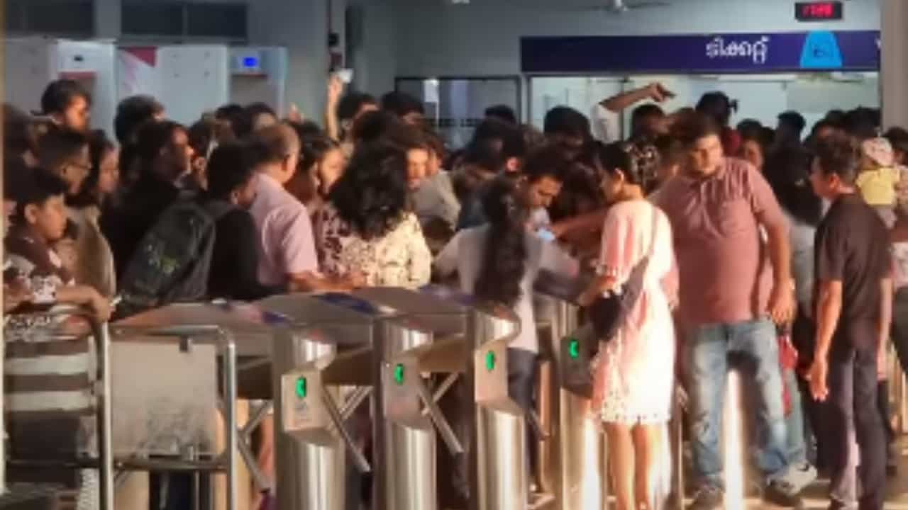 Kochi Water Metro: വാട്ടർ മെട്രോയിൽ കാലുകുത്താൻ കഴിയാത്ത തിരക്ക്; ന്യൂ ഇയർ വൈബിന് ഫോർട്ട് കൊച്ചിയെത്താൻ വേറെ വഴിനോക്കണം