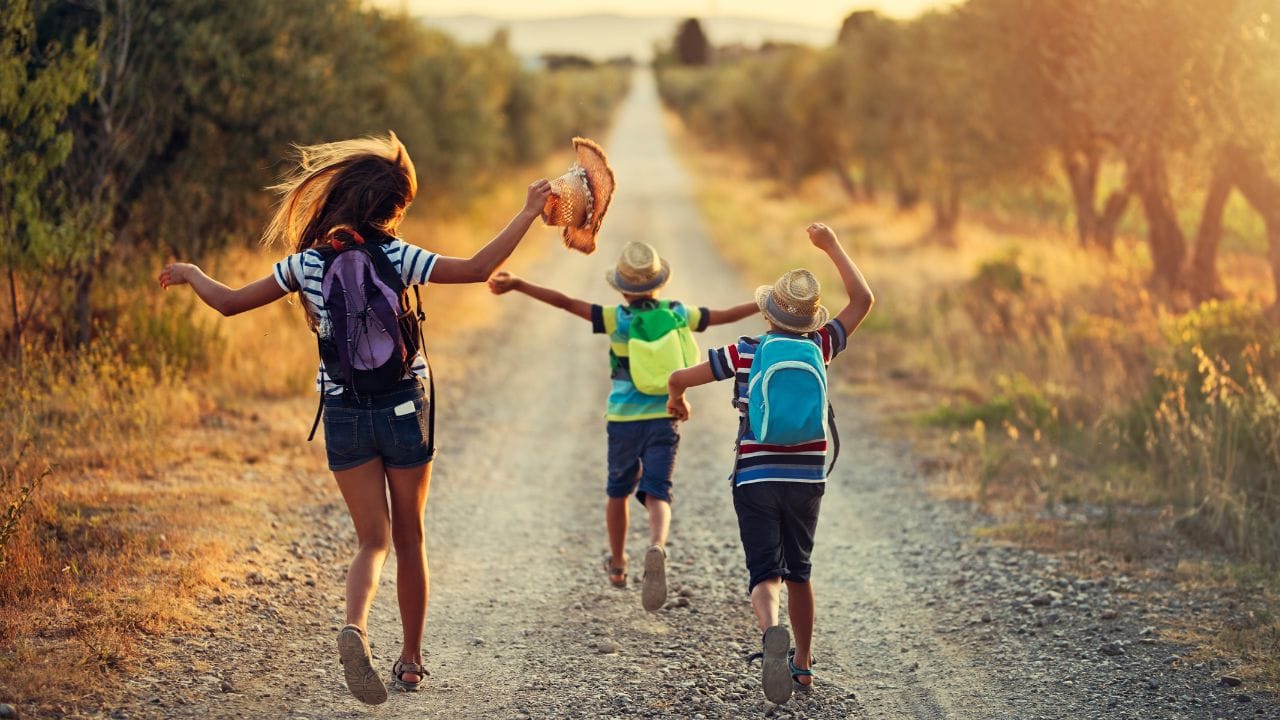 സംസ്ഥാനത്ത് ക്രിസ്മസ് പരീക്ഷകള്‍ക്ക് കഴിയുന്നതോടെ അവധിക്കാലം ആരംഭിക്കും. വിദ്യാഭ്യാസ സ്ഥാപനങ്ങളെ തേടി മാത്രമെത്തുന്ന ഈ അവധിയെ ഓര്‍ത്ത് സര്‍ക്കാര്‍ ജീവനക്കാര്‍ വിഷമിക്കേണ്ട, നിങ്ങള്‍ക്കും അവധി ലഭിക്കാന്‍ പോകുകയാണ്. (Image Credits: Getty, PTI and Social Media)