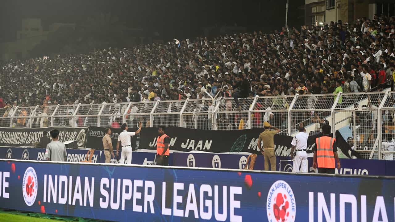 ISL: ആരുടെയും സഹായം വേണ്ട, ആ അനുമതി നല്കിയാല് മാത്രം മതി; ഐഎസ്എല് തന്നെ നടത്താന് ക്ലബുകളുടെ പദ്ധതി ISL: ആരുടെയും സഹായം വേണ്ട, ആ അനുമതി നല്കിയാല് മാത്രം മതി; ഐഎസ്എല് തന്നെ നടത്താന് ക്ലബുകളുടെ പദ്ധതി