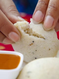 രാവിലെ അരി അരച്ച് ഇഡ്ഡലിയുണ്ടാക്കാം...