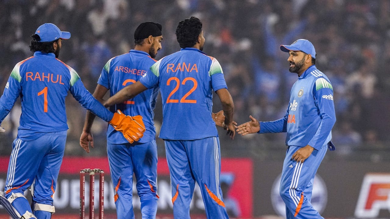 ഇന്ത്യയുടെ പ്ലേയിങ് ഇലവന്‍: യശസ്വി ജയ്‌സ്വാൾ, രോഹിത് ശർമ, വിരാട് കോഹ്‌ലി, റുതുരാജ് ഗെയ്‌ക്‌വാദ്, തിലക് വർമ്മ, കെഎൽ രാഹുൽ, രവീന്ദ്ര ജഡേജ, ഹർഷിത് റാണ, അർഷ്ദീപ് സിംഗ്, കുൽദീപ് യാദവ്, പ്രസിദ്ധ്‌ കൃഷ്ണ  (Image Credits: PTI)