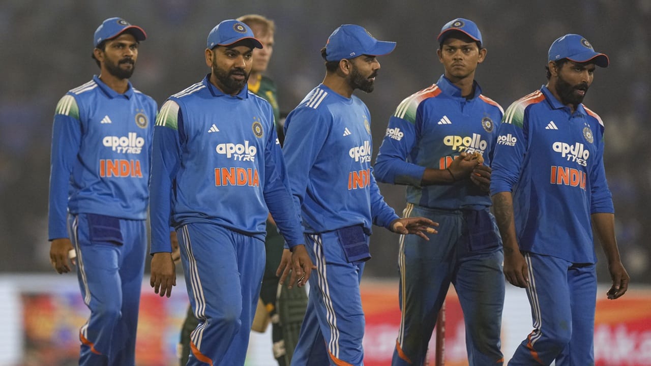 ഇന്ന് നടക്കുന്ന മത്സരത്തില്‍ ജയിക്കുന്നവര്‍ക്ക് പരമ്പര നേടാം. മൂന്ന് മത്സരങ്ങളുടെ പരമ്പരയിലെ ആദ്യ മത്സരത്തില്‍ ഇന്ത്യ ജയിച്ചു. രണ്ടാമത്തേതില്‍ പ്രോട്ടീസ് ജയിച്ചു. വിശാഖപട്ടണത്തില്‍ നടക്കുന്ന മൂന്നാം ഏകദിനം വിധിയെഴുതും  (Image Credits: PTI)