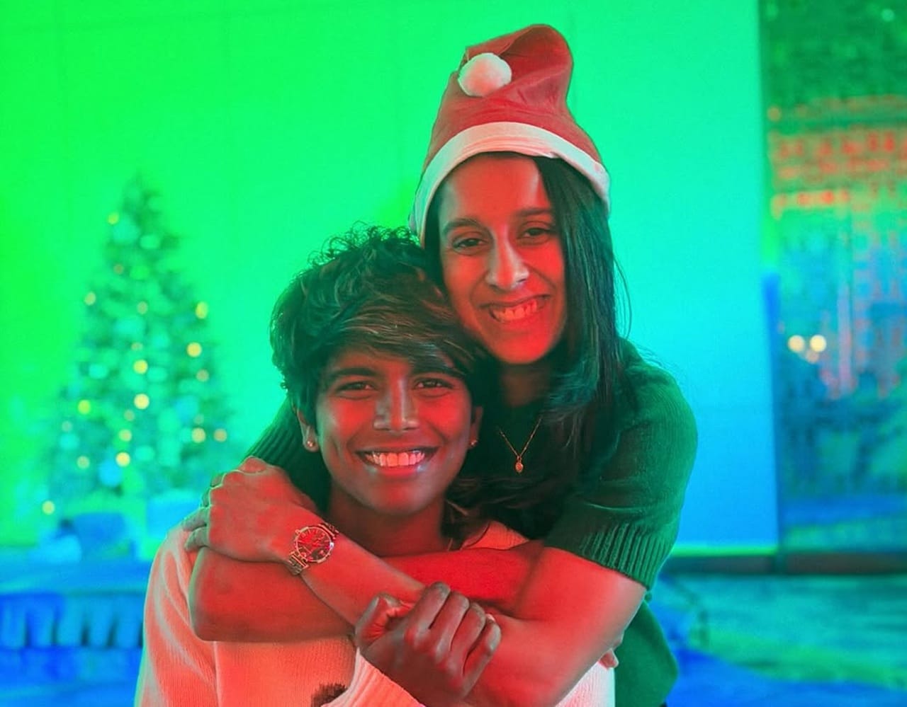 ടീം തങ്ങുന്ന ഹയാത്ത് റീജന്‍സി ഹോട്ടലിലായിരുന്നു ക്രിസ്മസ് ആഘോഷം. ജെമീമ റോഡ്രിഗസാണ് കേക്ക് മുറിച്ചത്. ക്രിസ്മസ് ആഘോഷത്തില്‍ താരങ്ങളും, സപ്പോര്‍ട്ട് സ്റ്റാഫ് അംഗങ്ങളും പങ്കെടുത്തു (Image Credits: instagram.com/jemimahrodrigues)