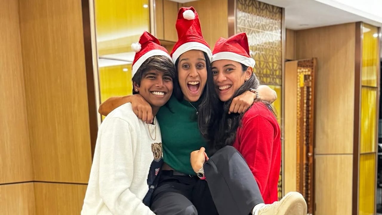 വനിതാ ക്രിക്കറ്റ് താരങ്ങളുടെ ഇത്തവണത്തെ ക്രിസ്മസ് ആഘോഷം തിരുവനന്തപുരത്ത്. ശ്രീലങ്കയ്‌ക്കെതിരായ ടി20 പരമ്പരയിലെ അവസാന മൂന്ന് മത്സരങ്ങള്‍ക്കായാണ് ടീം തിരുവനന്തപുരത്തെത്തിയത്. കഴിഞ്ഞ ദിവസമാണ് ഇന്ത്യന്‍ വനിതാം ടീം കേരളത്തിലെത്തിയത് (Image Credits: instagram.com/jemimahrodrigues)