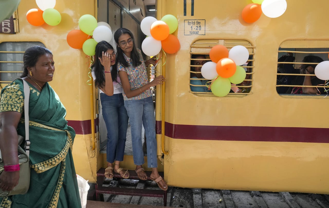 തേജസ് എക്സ്പ്രസാണ് ലിസ്റ്റിലെ മറ്റൊരു ട്രെയിൻ. മംഗളൂരു - കോയമ്പത്തൂർ റൂട്ടിലാണ് തേജസ് എക്സ്പ്രസ് സർവീസ് നടത്തുന്നത്.