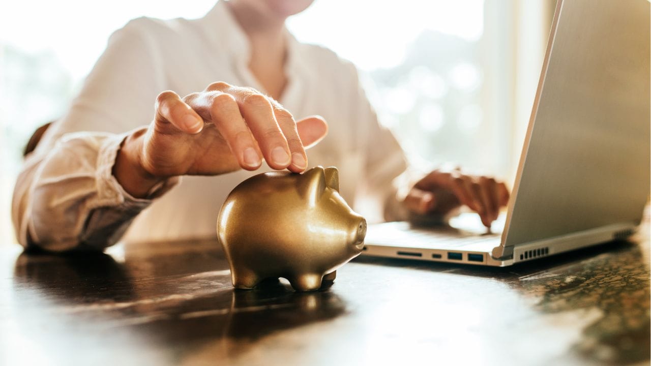 നിക്ഷേപം ഇക്വിറ്റി ഫണ്ടുകള്‍, സ്വര്‍ണം തുടങ്ങിയ ആസ്തികളിലേക്ക് വ്യാപിപ്പിക്കുന്നത് അപകട സാധ്യത കുറയ്ക്കും. വൈവിധ്യവത്കരണം വരുമാനം സ്ഥിരപ്പെടുത്താനും സഹായിക്കും. നിക്ഷേപ കാലയളവ്, വിപണി സാഹചര്യങ്ങള്‍ എന്നിവയ്‌ക്കെല്ലാം അനുസൃതമായി നിങ്ങള്‍ക്ക് ലഭിക്കുന്ന നേട്ടത്തില്‍ വ്യത്യാസം വരും. 

