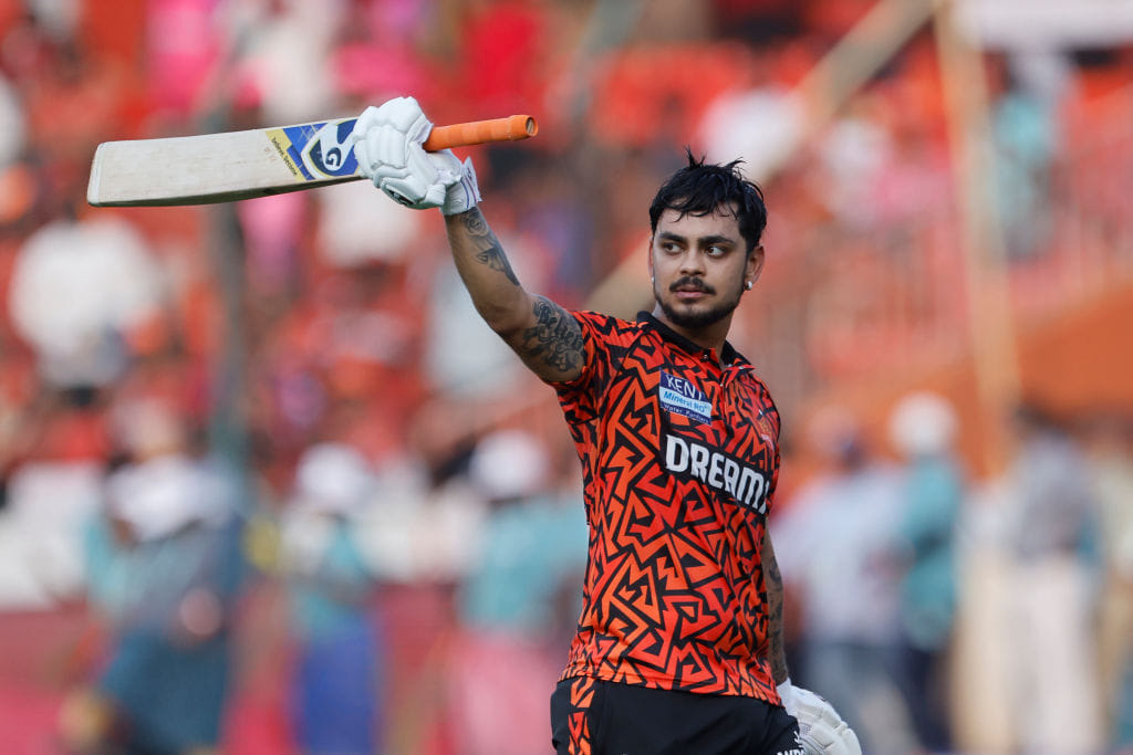 ആഭ്യന്തര ക്രിക്കറ്റിൽ അപാര ഫോം തുടർന്ന് ഇഷാൻ കിഷൻ. വിജയ് ഹസാരെ ട്രോഫി ഗ്രൂപ്പ് എയിൽ കർണാടകയ്ക്കെതിരെ 33 പന്തിൽ സെഞ്ചുറിയടിച്ച കിഷൻ ലിസ്റ്റ് എയിൽ ഒരു ഇന്ത്യൻ താരത്തിൻ്റെ ഏറ്റവും വേഗതയേറിയ രണ്ടാമത്തെ സെഞ്ചുറിയാണ് നേടിയെടുത്തത്.
