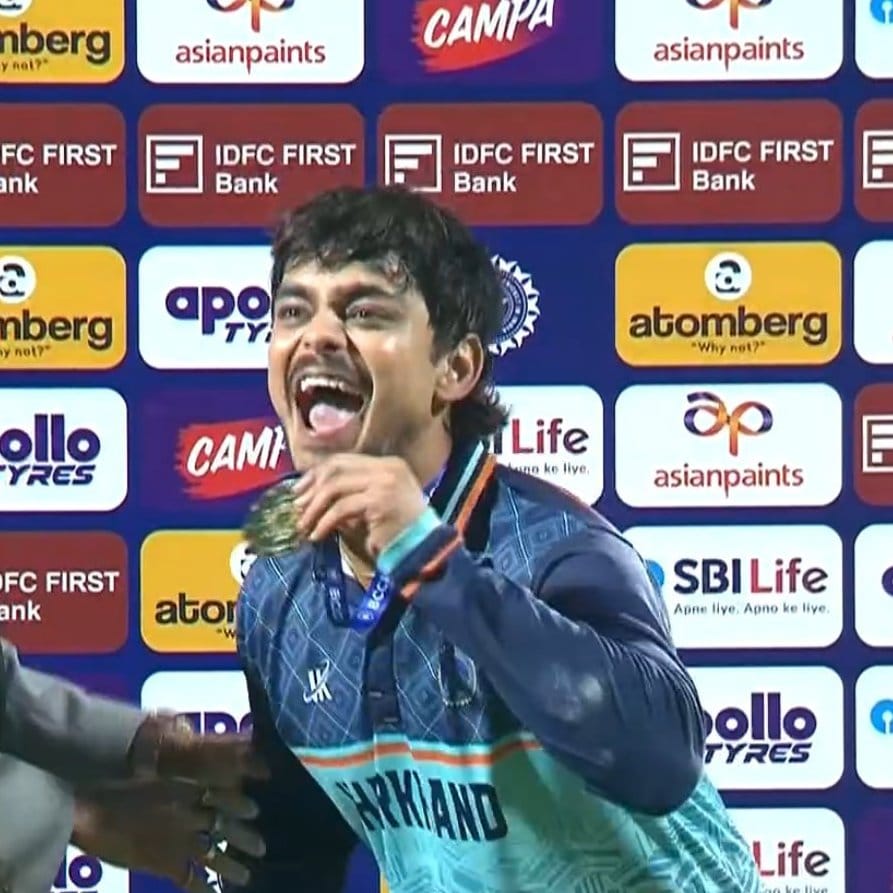 ആറാം നമ്പരിലാണ് കിഷൻ ബാറ്റ് ചെയ്യാനിറങ്ങിയത്. ഝാർഖണ്ഡ് ക്യാപ്റ്റൻ കൂടിയായ കിഷൻ 38ആം ഓവറിൽ ക്രീസിലെത്തി വിസ്ഫോടനാത്മക ബാറ്റിംഗ് കാഴ്ചവെക്കുകയായിരുന്നു. 14 സിക്സും ഏഴ് ബൗണ്ടറിയും അടിച്ചുകൂട്ടിയ താരം 125 റൺസ് നേടി 48ആം ഓവറിലാണ് പുറത്തായത്. 
