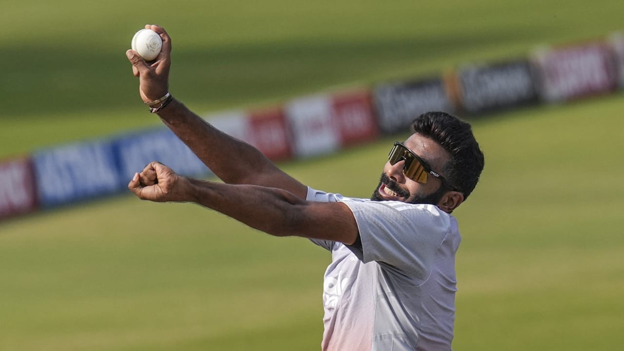 അര്ഷ്ദീപ് സിങാണ് ആദ്യമായി 100 വിക്കറ്റ് തികച്ച ഇന്ത്യന് താരം. ഈ നേട്ടം സ്വന്തമാക്കുന്ന രണ്ടാമത്തെ ഇന്ത്യന് താരമാകാന് ഇന്ന് ബുംറയ്ക്ക് സാധിക്കുമെന്നാണ് ആരാധകരുടെ പ്രതീക്ഷ. 80 മത്സരങ്ങളില് നിന്നാണ് ബുംറ 99 വിക്കറ്റുകള് വീഴ്ത്തിയത് (Image Credits: PTI)