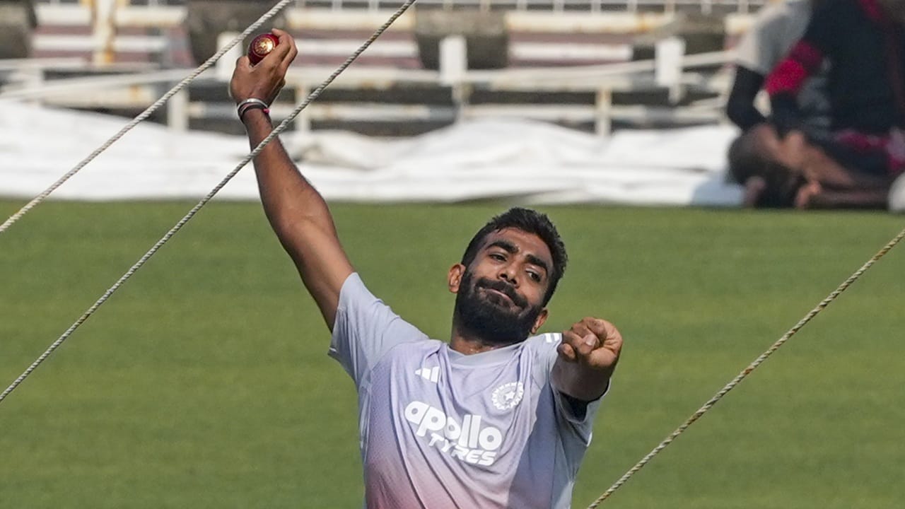 എല്ലാ ഫോര്മാറ്റുകളിലുമായി 500 വിക്കറ്റുകള് തികയ്ക്കുന്ന എട്ടാമത്തെ ഇന്ത്യന് താരമാകാനും ബുംറയ്ക്ക് ഈ പരമ്പരയില് അവസരമുണ്ട്. നിലവില് താരം 482 വിക്കറ്റുകള് വീഴ്ത്തിയിട്ടുണ്ട്. ഇനി 18 വിക്കറ്റ് കൂടി മതി (Image Credits: PTI)