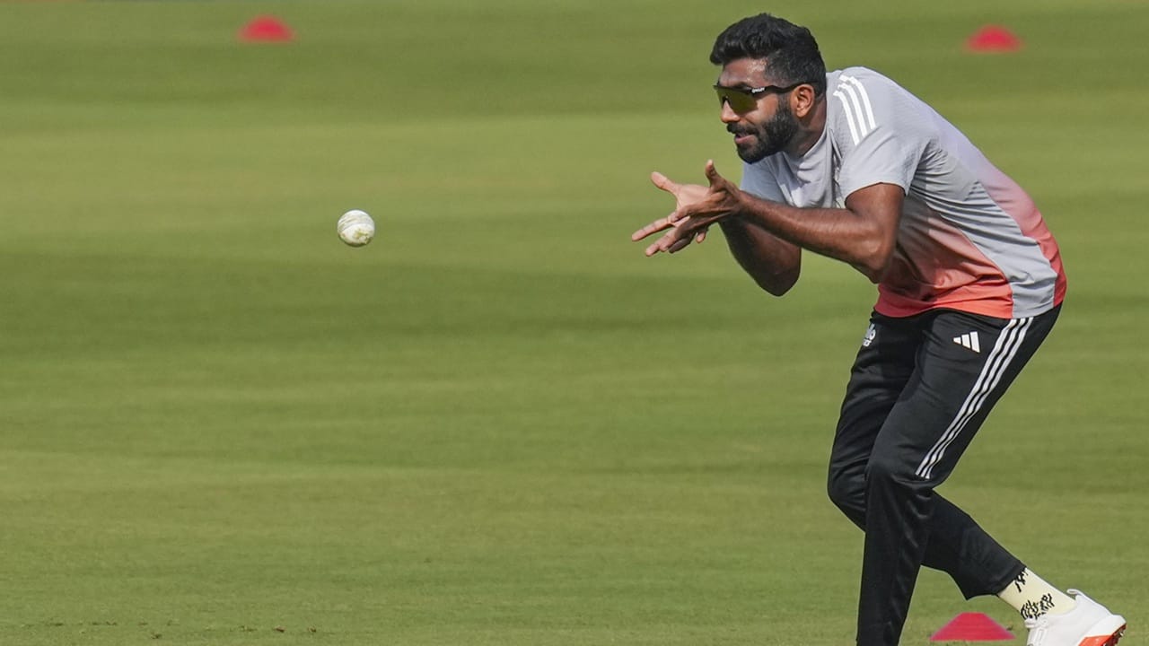 മറ്റൊരു നേട്ടത്തിന് കൂടി ബുംറയ്ക്ക് ഇന്ന് അവസരമുണ്ട്. അന്താരാഷ്ട്ര ക്രിക്കറ്റിലെ എല്ലാ ഫോര്മാറ്റുകളിലും 100 വിക്കറ്റ് തികയ്ക്കുന്ന ആദ്യ ഇന്ത്യന് താരമെന്ന നേട്ടമാണ് ബുംറയെ കാത്തിരിക്കുന്നത്. ഏകദിനത്തിലും, ടെസ്റ്റിലും നേരത്തെ ബുംറ 100 വിക്കറ്റ് കടന്നിരുന്നു (Image Credits: PTI)