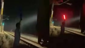 റീൽസ് ചിത്രീകരിക്കാൻ റെഡ് ലൈറ്റ് കാട്ടി ട്രെയിൻ നിർത്തിച്ചു