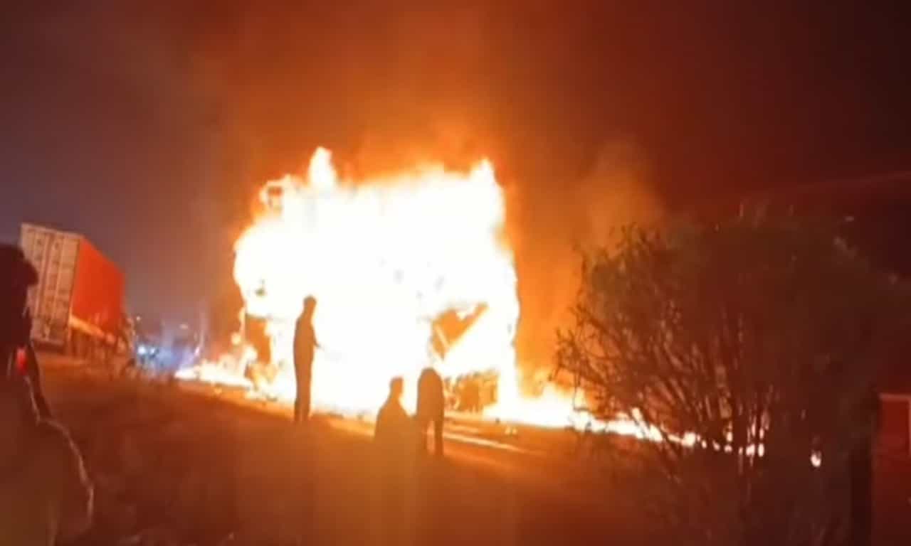 Karnataka Bus Accident: കർണാടകയിൽ സ്ലീപ്പർ ബസ് ലോറിയുമായി കൂട്ടിയിടിച്ച് തീപിടിച്ചു; 17 മരണം