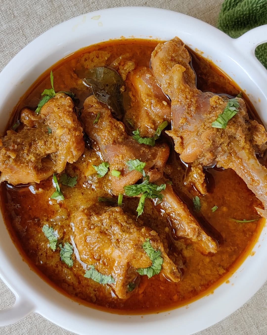 ദോശയക്കും ഇഡലിയ്ക്കുമൊപ്പം കഴിക്കാൻ ഒരു കിടിലൻ നാടൻ കോഴി കറി ആയാലോ? അതും മസാല ചേർത്ത് കർണാടകയിലെ പരമ്പരാഗത രീതിയിൽ തയ്യാറാക്കുന്ന  നാട്ടി ചിക്കൻ കറി. മസാലകൾ ചേർത്ത നല്ല ഗ്രേവിയിൽ നാടൻ ചിക്കൻ കഷ്ണങ്ങൾ തിളപ്പിച്ചാണ് ഈ പരമ്പരാഗത വിഭവം തയ്യാറാക്കുന്നത്. (Photos Credit: Unsplash)
