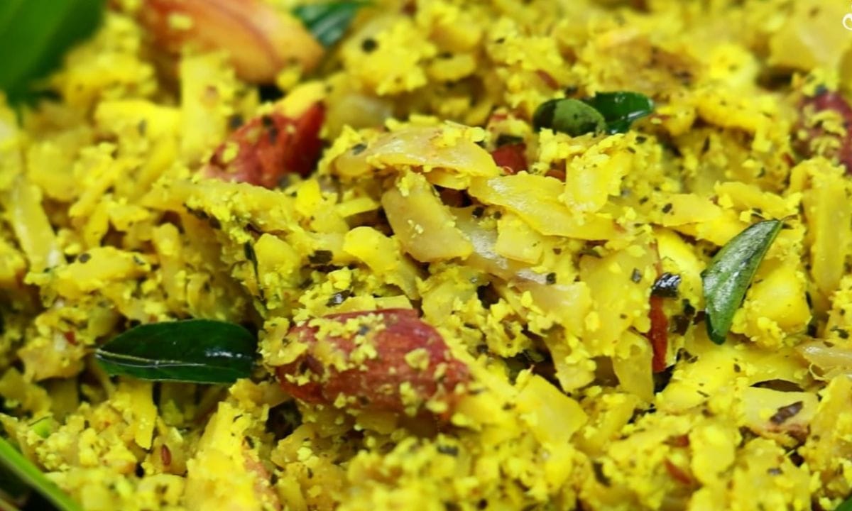 ഓണത്തിന് സദ്യ എന്നോണം ദീപാവലിക്ക് മധുര പലഹാരങ്ങൾ എന്നോണം കാർത്തികവിളക്കിനും കേരളത്തിൽ ഒരു പ്രത്യേക ഭക്ഷണം ഉണ്ട്. കാർത്തിക പുഴുക്ക്. വളരെ രുചികരവും ആരോഗ്യകരവുമായ ഒരു നാടൻ ഭക്ഷണ വിഭവമാണിത്. നമ്മുടെ നാട്ടിൽ കിട്ടുന്ന കിഴങ്ങ് വർഗ്ഗങ്ങളും പയർ വർഗ്ഗങ്ങളും ചേർത്ത് ഉണ്ടാക്കുന്ന രുചികരമായ ഈ വിഭവം തയ്യാറാക്കാൻ വളരെ എളുപ്പമാണ്. (PHOTO: Youtube Screengrab)