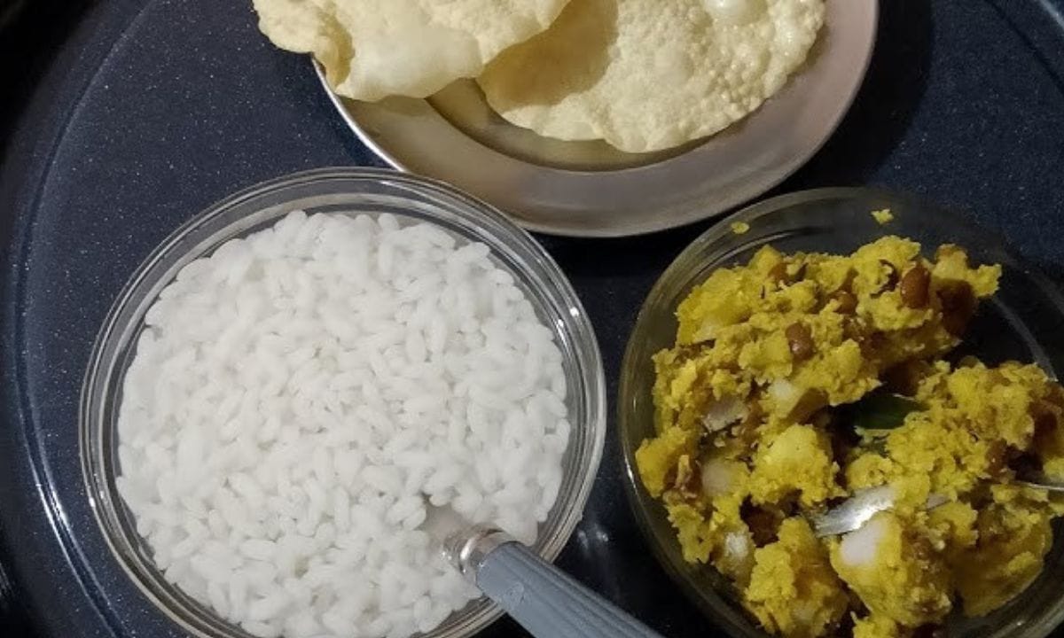 നമുക്ക് ലഭ്യമായ എല്ലാവിധ കിഴങ്ങുവർഗ്ഗങ്ങളും ഇതിൽ ചേർക്കാം എന്നുള്ളതാണ് പ്രത്യേകത.. കൂടാതെ ചിലയിടങ്ങളിൽ മത്തൻ പോലുള്ള പച്ചക്കറികളും ഇതിൽ ചേർക്കാറുണ്ട്. ചേന, കാച്ചിൽ, ചേമ്പ്, കൂർക്ക, കപ്പ, മധുരക്കിഴങ്ങ്, എന്നിവ നിങ്ങളുടെ ആവശ്യാനുസരണം തുല്യ അളവിൽ എടുക്കുക. ചെറുപയർ അല്ലെങ്കിൽ വൻപയർ, കടല എന്നിവ നിങ്ങൾക്ക് ഇഷ്ടമുള്ള ധാന്യങ്ങളും കുതിർത്ത് വയ്ക്കുക. (PHOTO: Youtube Screengrab)