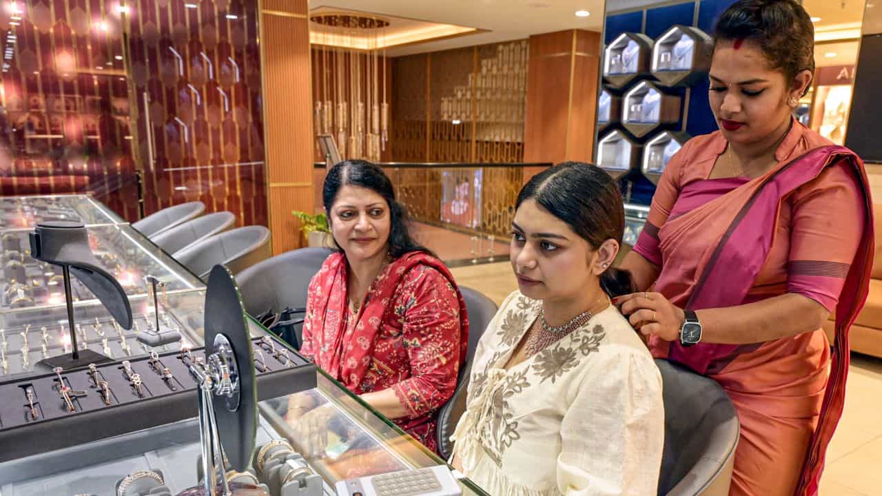 Kerala Gold Rate: അല്ലാ എന്താപ്പോ ഉണ്ടായേ...സ്വര്ണവില വീണ്ടും കുറഞ്ഞൂട്ടാ Kerala Gold Rate: അല്ലാ എന്താപ്പോ ഉണ്ടായേ...സ്വര്ണവില വീണ്ടും കുറഞ്ഞൂട്ടാ