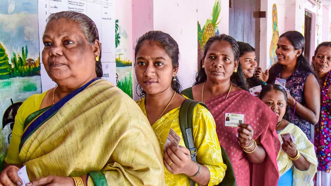 Kerala Local Body Election: വോട്ടെടുപ്പിനിടെ വഞ്ചിയൂരിൽ സംഘർഷം; സിപിഎം കള്ളവോട്ട് ചെയ്തെന്ന് ബിജെപി, റീ പോളിങ് ആവശ്യം Kerala Local Body Election: വോട്ടെടുപ്പിനിടെ വഞ്ചിയൂരിൽ സംഘർഷം; സിപിഎം കള്ളവോട്ട് ചെയ്തെന്ന് ബിജെപി, റീ പോളിങ് ആവശ്യം