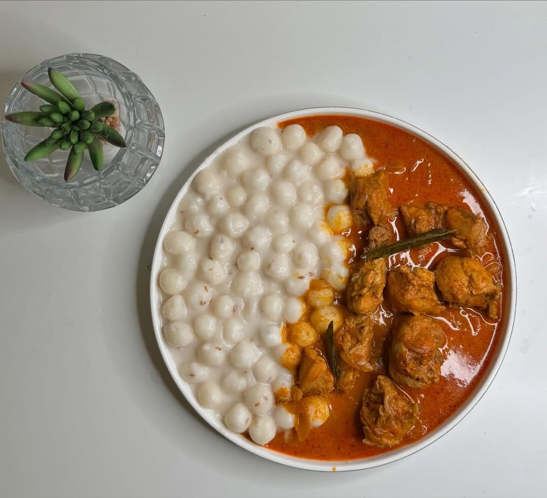  പെട്ടെന്ന് തന്നെ ഇതിലേക്ക് നേരത്തെ വേവിച്ച ചിക്കൻ ചേർക്കാം. തുടർന്ന് രണ്ടാം തേങ്ങ പാൽ ആദ്യം ഒഴിക്കണം. ഇറച്ചി വെന്തു പാകമായ ശേഷം ഒരു നുള്ളു ഗരംമസാല ചേർക്കാം. കറി തിളച്ചു വരുമ്പോൾ ഒന്നാംപാൽ ചേർത്ത്, ഉടൻ വാങ്ങിവയ്‌ക്കണം.