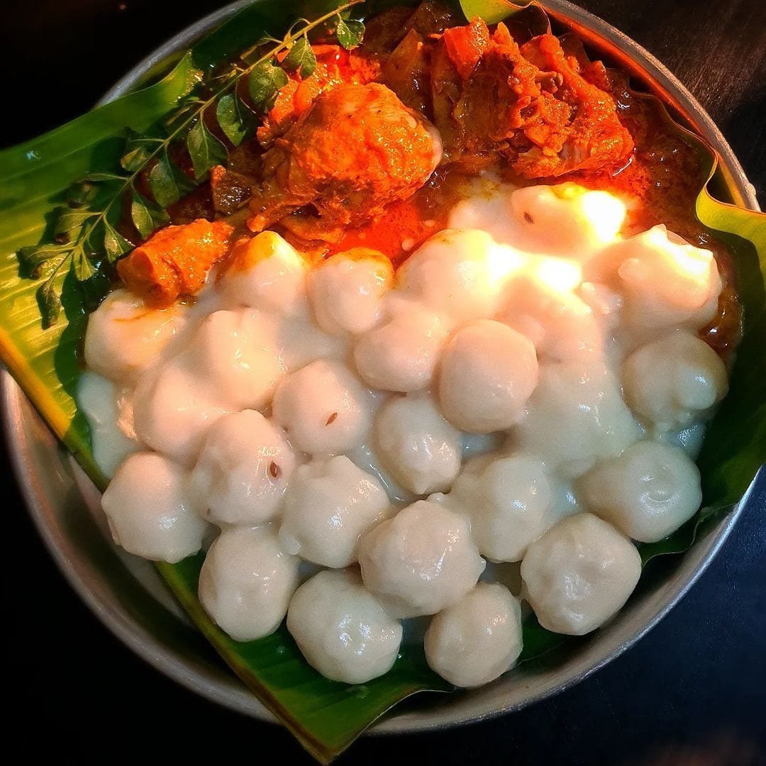 ക്രിസ്മസ് ഇതാ എത്താറായി. ഇനിയുള്ള നാളുകൾ ആഘോഷങ്ങളുടേതാണ്. വീട്ടിലെത്തുന്ന അതിഥികൾക്ക് എന്ത് ഉണ്ടാക്കി നൽകുമെന്ന കൺഫ്യൂഷനാണ് പലർക്കും. എന്നാൽ ഇനി അത് വേണ്ട. കേരളത്തിലെ സുറിയാനി ക്രിസ്ത്യാനികളുടെ വിവാഹങ്ങളിലും മതപരമായ ചടങ്ങുകളിലും ഉണ്ടാക്കുന്ന വിഭവമായ പിടിയും കോഴിയും തന്നെ വിളമ്പാം. ചേര രാജാവ് സെന്റ് തോമസിന് വിളമ്പിയെന്ന് കരുതപ്പെടുന്ന ഈ വിഭവത്തിന് ഒരു സാംസ്കാരിക പ്രധാന്യം കൂടിയുണ്ട്. (Image Credits: Instagram)