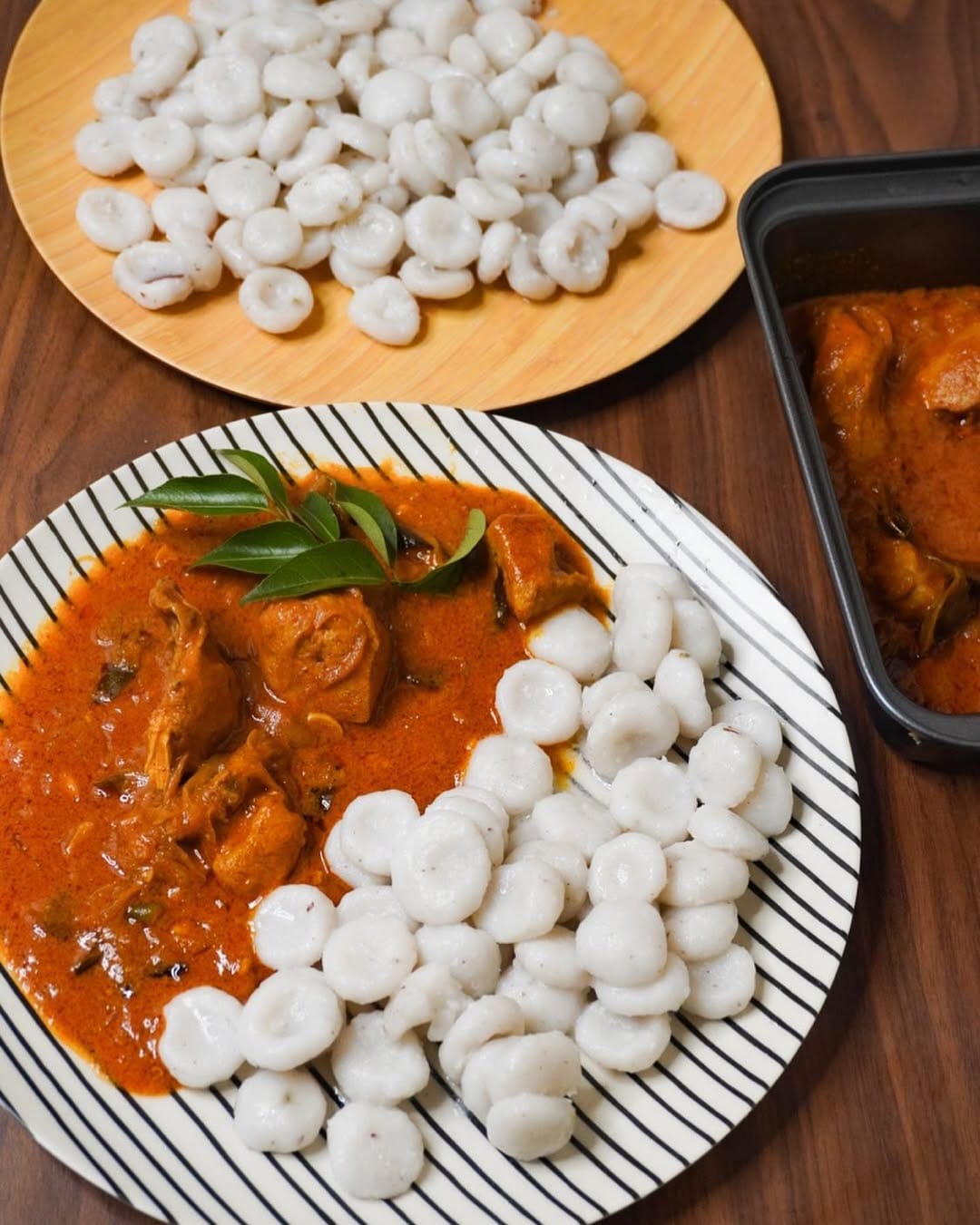 പിടി തയ്യാറാക്കാനായി അരിപ്പൊടിയും തേങ്ങാപ്പീരയും ചേർത്തു വറുക്കുക. നിറം മാറുന്നതിനു മുൻപ് വാങ്ങിവയ്ക്കണം. ശേഷം അരച്ചെടുത്ത വെളുത്തുള്ളി, ജീരകം എന്നിവ ചേർത്ത് ആവശ്യത്തിന് വെള്ളം തിളപ്പിക്കുക. തുടർന്ന് വറുത്ത പൊടിയിലേക്ക് വെള്ളം ഒഴിച്ച് കുഴച്ചെടുക്കണം. 10 മിനിറ്റെങ്കിലും കുഴക്കണം.