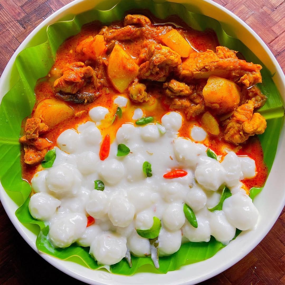 തുടർന്ന്, അരിപ്പൊടി മിശ്രിതം ചൂടോടെ കൈവെള്ളയിൽവച്ചു ചെറിയ ഉരുളകളാക്കണം. വെളുത്തുള്ളിയും ജീരകവും അരച്ചുചേർത്ത വെള്ളം ബാക്കിയുണ്ടെങ്കിൽ അതിലേക്ക് ഒന്നര കപ്പ് വെള്ളംകൂടി ചേർത്തു വീണ്ടും തിളപ്പിക്കുക. തിളച്ചുവരുമ്പോൾ പിടികൾ അതിലേക്ക് ഇടണം.  നന്നായി ഇളക്കിവറ്റിച്ച്, കുറുക്കു പരുവത്തിലാക്കിയ ശേഷം വാങ്ങിവയ്‌ക്കുക. 
