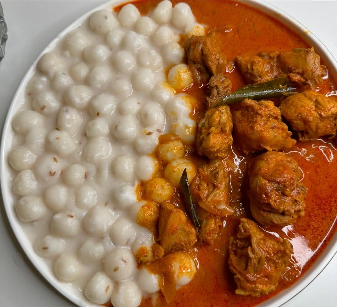 കോഴിക്കറി തയ്യാറാക്കാനായി ഗ്രാമ്പൂ, കറുവാപ്പട്ട, ഏലയ്ക്ക, തക്കോലം എന്നിവ ചതച്ചുചേർത്തു കോഴിയിറച്ചി വേവിക്കുക. പാതിവെന്താൽ മതി. ശേഷം ഒരു പാനിലേക്ക് സവാള, വേപ്പില, വെളുത്തുള്ളി ഇഞ്ചി പേസ്റ്റ് എന്നിവ ചേർത്ത് വഴറ്റുക. ഇതിലേക്ക് മുളകുപൊടി, മഞ്ഞൾപ്പൊടി, മല്ലിപ്പൊടി, കുരുമുളകുപൊടി എന്നിവ കൂടി ചേർത്തു വഴറ്റുക.