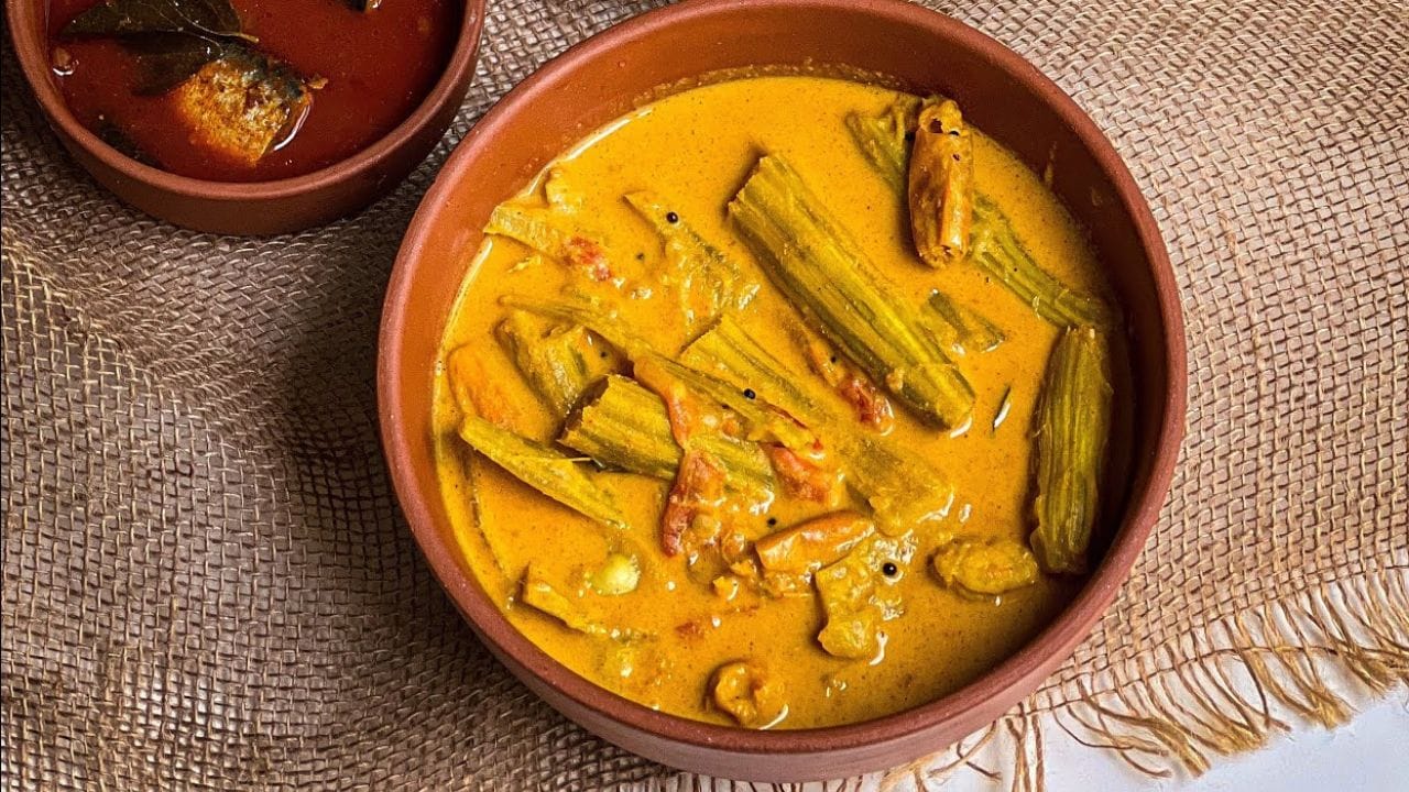 ആവശ്യമായ ചേരുവകൾ; മുരിങ്ങയ്ക്ക- 3 എണ്ണം, തക്കാളി - 1 എണ്ണം, ചുവന്നുള്ളി- 10 എണ്ണം, ജീരകം- ഒരു നുള്ള്, മുളക് പൊടി- മുക്കാൽ ടീസ്പൂൺ, മഞ്ഞൾ പൊടി- കാൽ ടീസ്പൂൺ, പച്ചമുളക്- 2 എണ്ണം, തേങ്ങാ ചിരകിയത്- അര കപ്പ്, കടുക്- ഒരു നുള്ള്, കറിവേപ്പില- ആവശ്യത്തിന്, ഉപ്പ്- ആവശ്യത്തിന്, വെളിച്ചെണ്ണ- ആവശ്യത്തിന്. (Image Credits: Social Media)