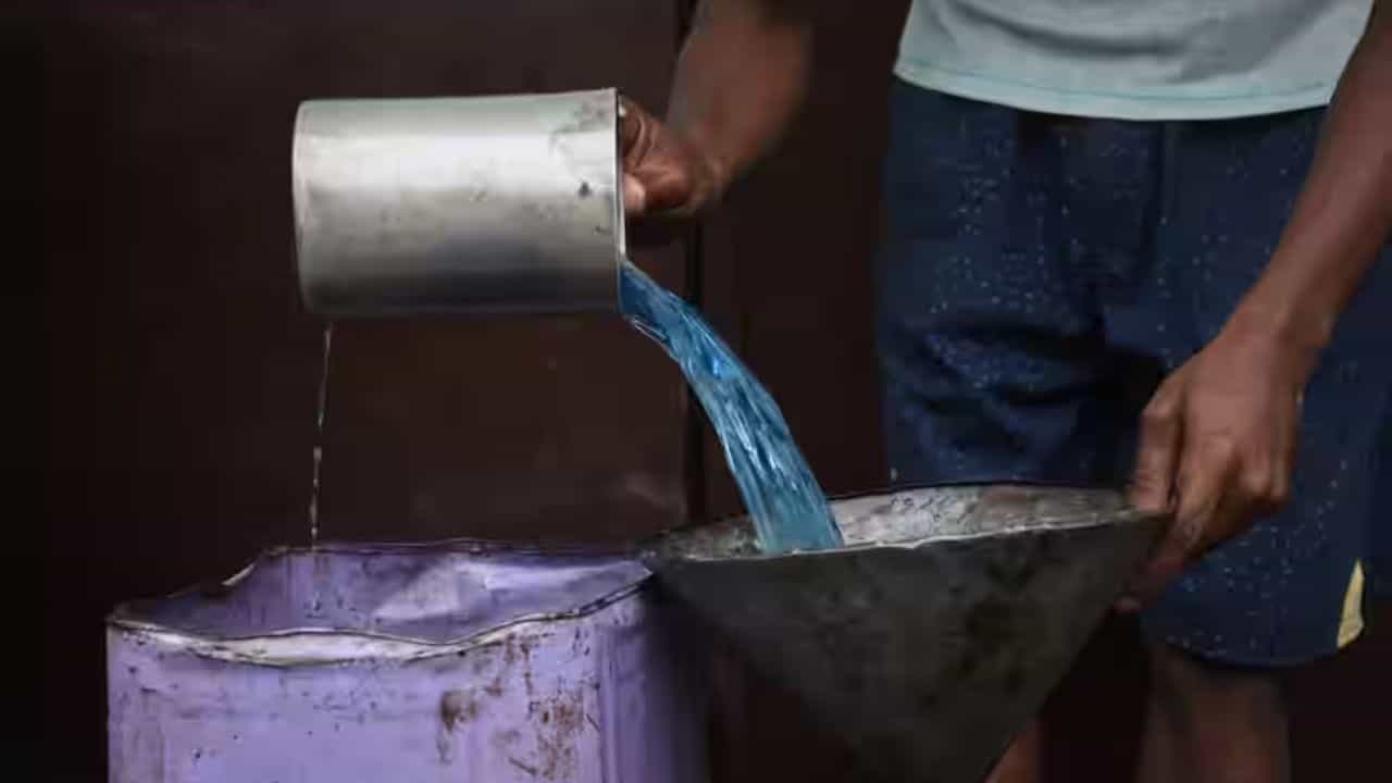 Ration Distribution: ഒരു ലിറ്റർ എന്ന് പറഞ്ഞ് പറ്റിച്ചോ? കിട്ടുന്നത് അര ലിറ്റർ മണ്ണെണ്ണ Ration Distribution: ഒരു ലിറ്റർ എന്ന് പറഞ്ഞ് പറ്റിച്ചോ? കിട്ടുന്നത് അര ലിറ്റർ മണ്ണെണ്ണ