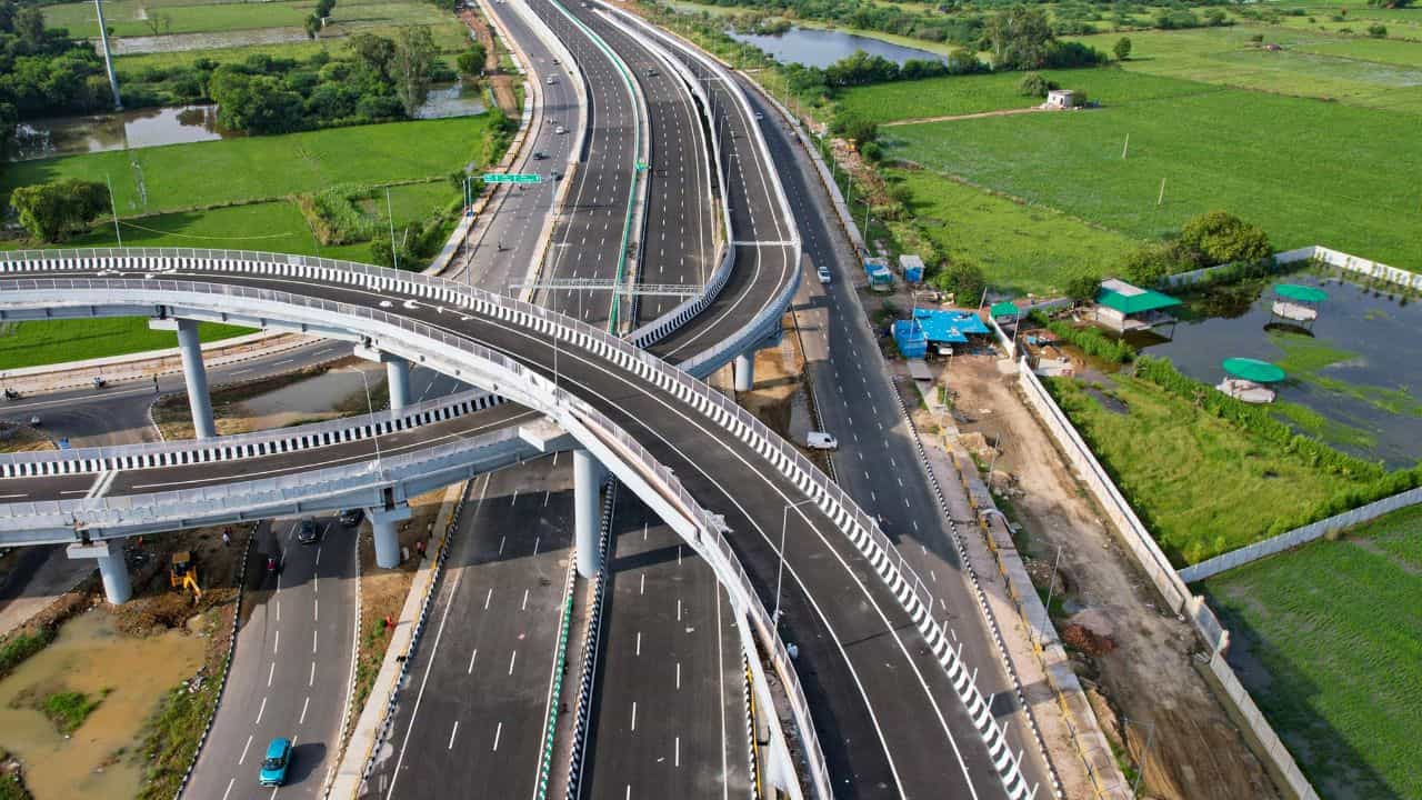 Kochi Kottayam NH Corridor : പുതിയ റോഡിൽ 1 മണിക്കൂർ മാത്രം, രണ്ട് ജില്ലക്കാർക്ക് മാത്രമല്ല, നേട്ടം പലർക്ക് Kochi Kottayam NH Corridor : പുതിയ റോഡിൽ 1 മണിക്കൂർ മാത്രം, രണ്ട് ജില്ലക്കാർക്ക് മാത്രമല്ല, നേട്ടം പലർക്ക്