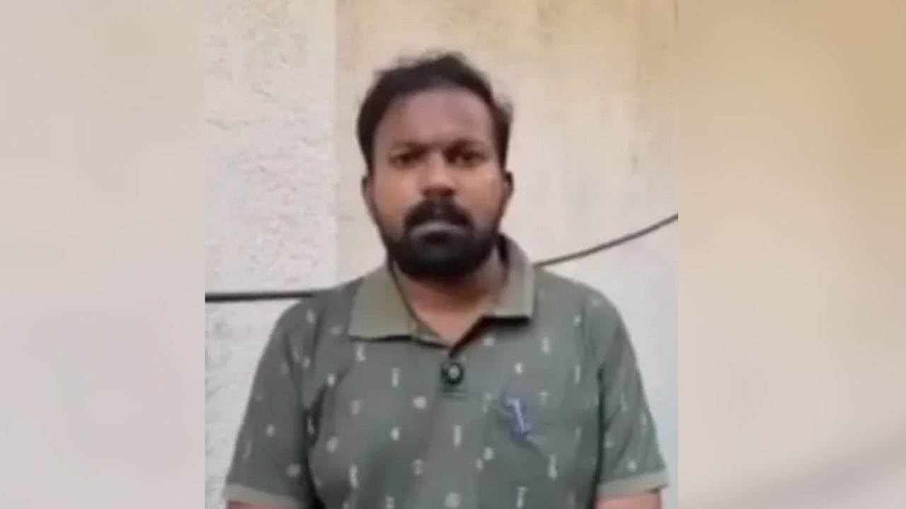 Kollam BLO Attack: കൊല്ലത്ത് എസ്ഐആർ ഫോം ചോദിച്ചെത്തിയ ബിഎൽഒയുടെ നെഞ്ചിൽ ചവിട്ടി; തരില്ലെന്ന് ഭീഷണി