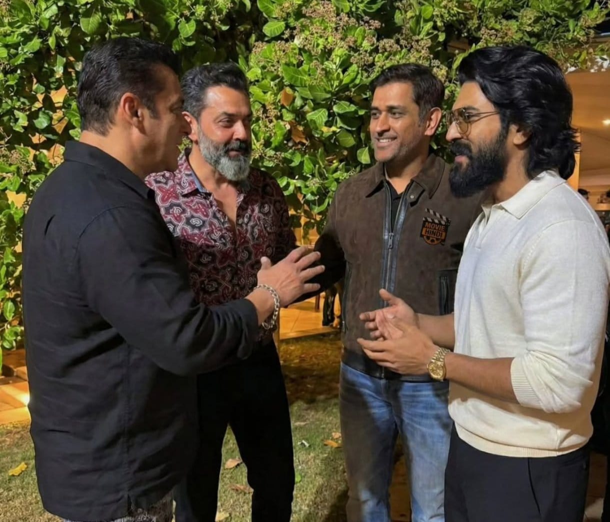 സൽമാൻ ഖാൻ്റെ പിറന്നാളാഘോഷത്തിലെ അവിശ്വസനീയ ക്രോസോവർ ചിത്രം വൈറൽ. പൻവേലിയിലെ തൻ്റെ ഫാം ഹൗസിൽ വച്ച് നടന്ന 60ആം പിറന്നാളാഘോഷത്തിനിടെ ധോണി, രാം ചരൺ, ബോബി ഡിയോൾ എന്നിവർക്കൊപ്പം സൽമാൻ ഖാൻ നിൽക്കുന്ന ചിത്രമാണ് വൈറലാവുന്നത്. (Image Courtesy - Social Media)