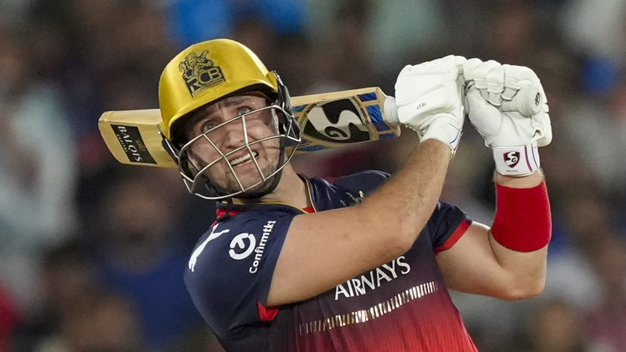 ഇംഗ്ലണ്ട് ഓൾറൗണ്ടർ ലിയാം ലിവിംഗ്സ്റ്റണിന് 19 കോടി രൂപ ലഭിച്ചു. ലഖ്‌നൗ സൂപ്പര്‍ ജയന്റ്‌സാണ് ലിവിംഗ്സ്റ്റണിനായി പ്രതീകാത്മകമായി ലേലം വിളിച്ചത്. ഇര്‍ഫാന്‍ പത്താന്‍ ലഖ്‌നൗവിനെ പ്രതിനിധീകരിച്ചു (Image Credits: PTI)