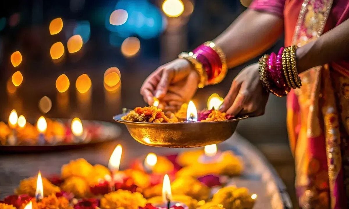 ഓരോ വീട്ടിലും ഓരോ രീതിയിലാണ് വിളക്ക് കത്തിക്കാറുള്ളത്. ചിലയിടത്ത് പൊതുവിൽ കാണുന്ന കാര്യമാണ് ഒറ്റത്തിരിയിട്ട് വിളക്ക് കത്തിക്കുന്നത്. സന്ധ്യക്ക് ഒറ്റ തിരിയിട്ട് വിളക്ക് തെളിയിക്കാൻ പാടില്ല എന്നാണ് ശാസ്ത്രങ്ങൾ പറയുന്നത്. ഇനി അഥവാ ഒരു ഭാഗത്തേക്ക് മാത്രം കത്തിക്കുകയാണെങ്കിൽ കൂടെ രണ്ട് തിരികൾ ഒരുമിച്ച് കൈതൊഴുതിരിക്കുന്നത് പോലെ വച്ചു തിരി കത്തിക്കാം. (PHOTO: SOCIAL MEDIA)