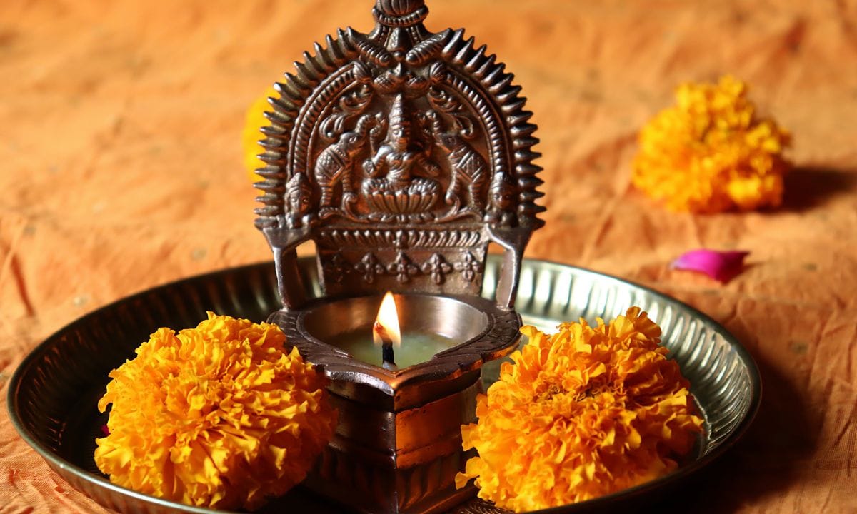 അഞ്ചു തിരിയിട്ടാണ് വിളക്ക് കത്തിക്കുന്നത് എങ്കിൽ വടക്ക് തെക്ക് കിഴക്ക് പടിഞ്ഞാറ് എന്ന പുറമേ വടക്ക് കിഴക്ക് ഭാഗത്തേക്കും തിരിയിടണം.
ഏഴു തിരിയിട്ടാണ് വിളക്ക് കത്തിക്കുന്നതെങ്കിൽ വടക്കു കിഴക്ക് തെക്ക് കിഴക്ക് വടക്ക് പടിഞ്ഞാറ് എന്നീ ദിശകളിലേക്കും കൂടി തിരി തെളിയിക്കുക. കൂടാതെ സന്ദീപ് വിളക്ക് തെളിയിച്ചു കഴിഞ്ഞാൽ ഇനി പറയുന്ന മൂന്ന് കാര്യങ്ങൾ ഒരിക്കലും ചെയ്യരുത്. (Credits: Getty Images)