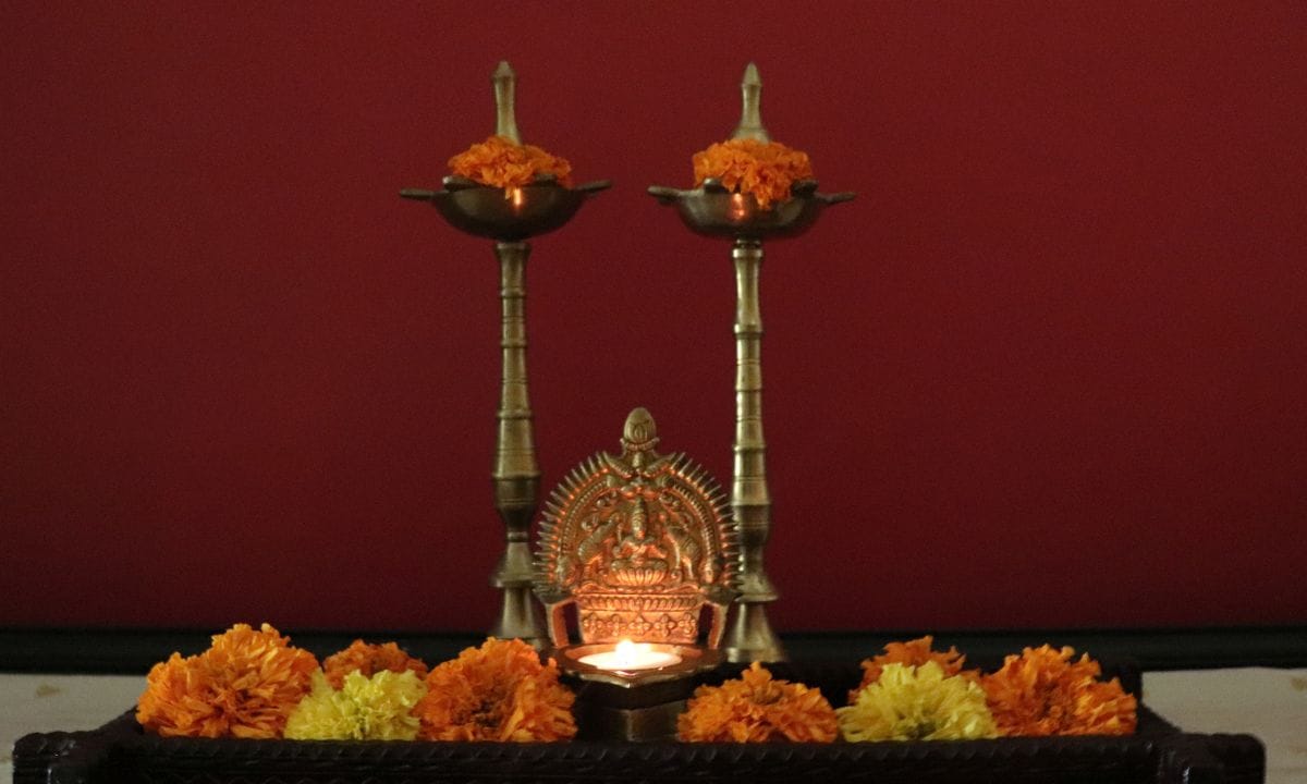 ഒരിക്കലും വിളക്ക് തെളിയിച്ചതിന് ശേഷം ഉടനെ തന്നെ ഭക്ഷണം കഴിക്കരുത്. ഇത് അശുഭകരമായി കണക്കാക്കുന്നു. കൂടാതെ ഈ സമയത്ത് അലക്കുകയോ കുളിക്കുകയോ വീട് ചൂല് ഉപയോഗിച്ച് അടിച്ചു വാരുകയോ ചെയ്യരുത്. അങ്ങനെ ചെയ്യുന്നത് ദാരിദ്ര്യം വിളിച്ചുവരുത്തും എന്ന് വിശ്വാസം. (Credits: Getty Images)