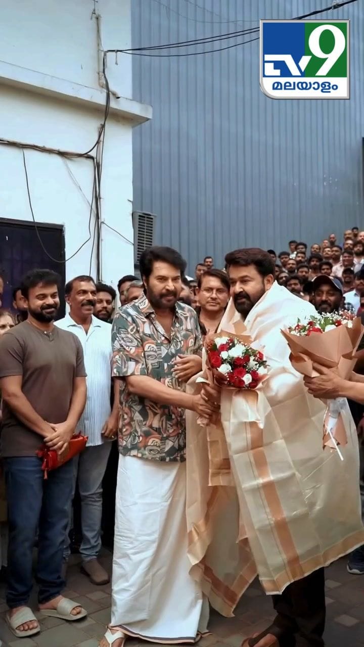 മോഹൻലാലിനെ ആദരിച്ച് മമ്മൂട്ടി