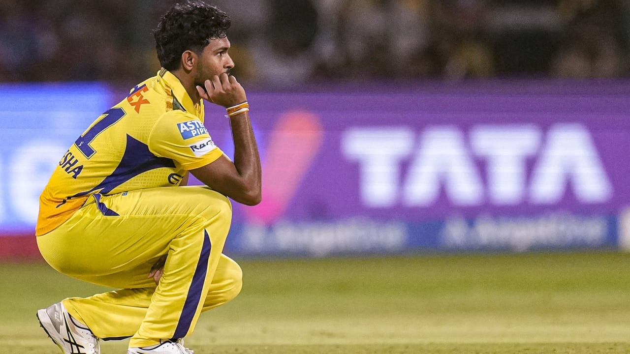 ഡല്ഹി ക്യാപിറ്റല്സാണ് ആദ്യം പതിരണയ്ക്ക് വേണ്ടി രംഗത്തെത്തിയത്. തൊട്ടുപിന്നാലെ ലഖ്നൗ സൂപ്പര് ജയന്റ്സും പതിരണയ്ക്ക് വേണ്ടി ലേലം വിളിച്ചു. ഇതോടെ തുക കുതിച്ചുയര്ന്നു (Image Credits: PTI)