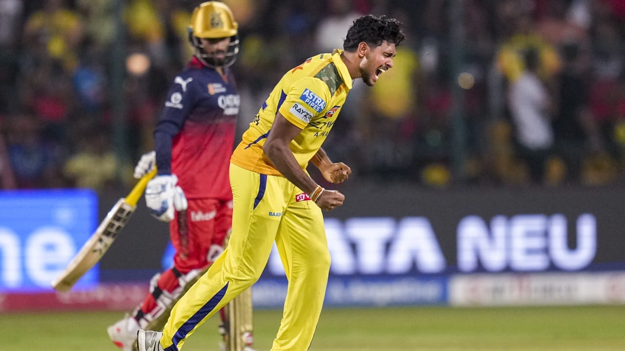 ചെന്നൈ സൂപ്പര് കിങ്സിന്റെ മുന് താരമാണ് പതിരണ. താരലേലത്തിന് മുമ്പ് പതിരണയെ ചെന്നൈ ഒഴിവാക്കുകയായിരുന്നു. പതിരണയ്ക്ക് വേണ്ടി ചെന്നൈ ലേലത്തില് ശ്രമിച്ചില്ലെന്നതും ശ്രദ്ധേയമാണ് (Image Credits: PTI)