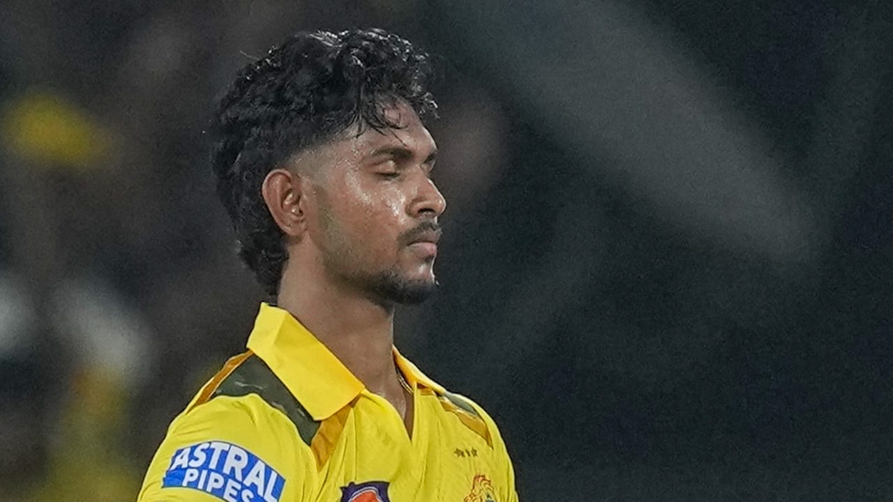 ശ്രീലങ്കന് പേസര് മതീഷ പതിരണയെ കൊല്ക്കത്ത നൈറ്റ് റൈഡേഴ്സ് സ്വന്തമാക്കി. 18 കോടി രൂപയ്ക്കാണ് പതിരണയെ കെകെആര് ടീമിലെത്തിച്ചത്. ലേലത്തില് വന്തുക പതിരണയ്ക്ക് ലഭിക്കുമെന്ന് വിലയിരുത്തലുകളുണ്ടായിരുന്നു (Image Credits: PTI)