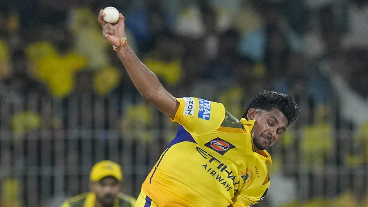 എന്നാല്‍ രണ്ട് ടീമുകളും പിന്മാറാന്‍ തയ്യാറായിരുന്നില്ല. ഇതിനിടെയാണ് കൊല്‍ക്കത്തയുടെ രംഗപ്രവേശം. ഒടുവില്‍ 18 കോടി രൂപയ്ക്ക് പതിരണ കൊല്‍ക്കത്തയിലെത്തി  (Image Credits: PTI)