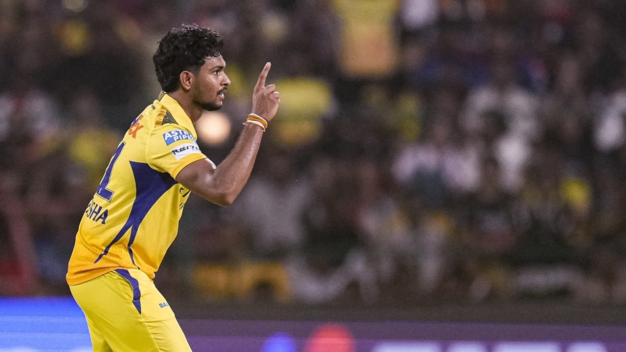 ഡെത്ത് ഓവറുകളില്‍ മികച്ച രീതിയില്‍ പന്തെറിയാനുള്ള കഴിവാണ് പതിരണയുടെ മുഖമുദ്ര. യോര്‍ക്കറുകള്‍ എറിയാനും മിടുക്കനാണ്. പതിരണ എത്തിയതോടെ കൊല്‍ക്കത്തയുടെ ബൗളിങ് ആക്രമണത്തിന് മൂര്‍ച്ച കൂടും  (Image Credits: PTI)